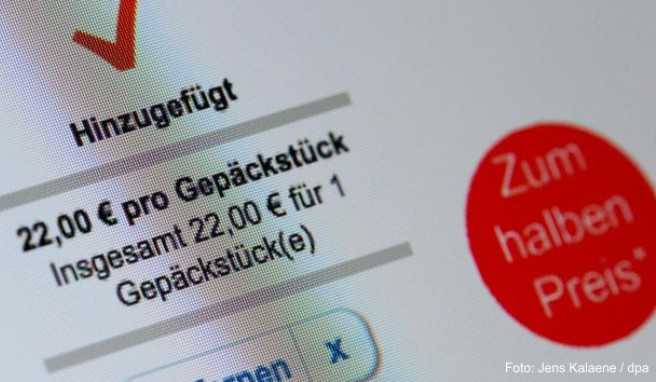 Meistens ist in den günstigen Preisen von Billigflügen nur ein Handgepäckstück enthalten. Wer mehr Gepäck mitnehmen möchte, muss draufzahlen##Foto: Jens Kalaene / dpa Meistens ist in den günstigen Preisen von Billigflügen nur ein Handgepäckstück enthalten. Wer mehr Gepäck mitnehmen möchte, muss draufzahlen