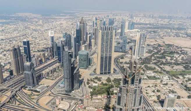 Blick von der Aussichtsplattform des Burj Khalifa: Dubai mit seinen Superlativen und den zahlreichen Flugverbindungen in Richtung Asien eignet sich gut für einen Zwischenstopp##Foto: Philipp Laage/dpa-tmn Blick von der Aussichtsplattform des Burj Khalifa: Dubai mit seinen Superlativen und den zahlreichen Flugverbindungen in Richtung Asien eignet sich gut für einen Zwischenstopp