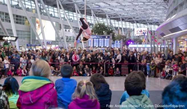 Am Flughafen Düsseldorf gibt es jede Menge Angebote abseits des Fliegens – zum Beispiel ein Zirkusfest ##Foto: Andreas Wiese/Flughafen Düsseldorf/dpa-tmn Am Flughafen Düsseldorf gibt es jede Menge Angebote abseits des Fliegens – zum Beispiel ein Zirkusfest