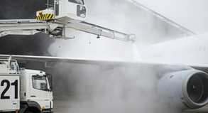Sich im Winter um ausreichend Enteisungsmittel zu kümmern, ist Aufgabe der Airlines