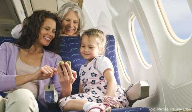 Hat das Kind Flugangst, ist Ablenkung während des Fluges wichtig. Sind die Eltern selbst entspannt, überträgt sich das auch auf das Kind##Foto: Michael Reusse / dpa Hat das Kind Flugangst, ist Ablenkung während des Fluges wichtig. Sind die Eltern selbst entspannt, überträgt sich das auch auf das Kind
