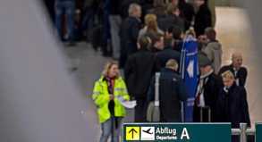 Warteschlange am Airport in Düsseldorf: Am größten Flughafen Nordrhein-Westfalens wurden zahlreiche Flüge ins In- und Ausland gestrichen.