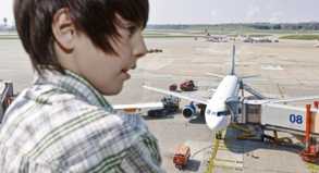 Auch Minderjährige dürfen ohne Begleitung fliegen - allerdings in der Regel nur, wenn sie mindestens 12 Jahre alt sind