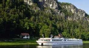 Begrenzte Kapazität: Flusskreuzfahrtschiffe - hier die «Viking Schumann» auf der Elbe - können bestimmte Abmessungen nicht überschreiten##Foto: Viking Flusskreuzfahrten/dpa/tmn Begrenzte Kapazität: Flusskreuzfahrtschiffe - hier die «Viking Schumann» auf der Elbe - können bestimmte Abmessungen nicht überschreiten