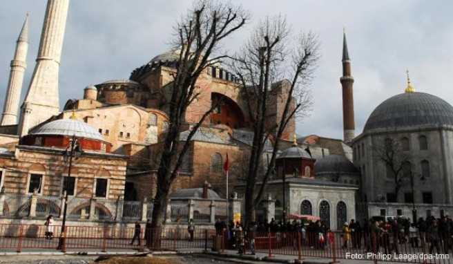 Dunkle Wolken über der Hagia Sophia in Istanbul: Das Auswärtige Amt weist nun auf mögliche Spannungen und Proteste rund um das Referendum hin, von denen auch Deutsche betroffen sein könnten##Foto: Philipp Laage/dpa-tmn Dunkle Wolken über der Hagia Sophia in Istanbul: Das Auswärtige Amt weist nun auf mögliche Spannungen und Proteste rund um das Referendum hin, von denen auch Deutsche betroffen sein könnten