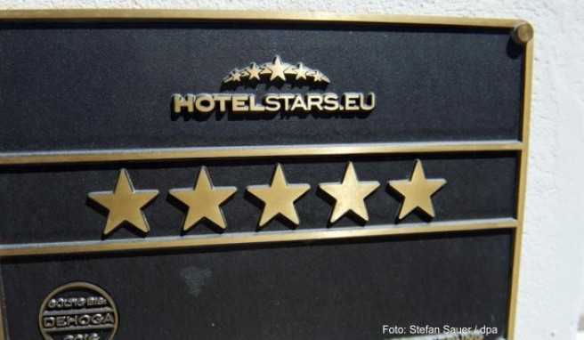 Für höchste Ansprüche: In einem Hotel mit fünf Sternen gibt es etwa einen Concierge und einen Hotelpagen. Doch Bewertungssysteme von Buchungsportalen machen den Sternen Konkurrenz##Foto: Stefan Sauer Für höchste Ansprüche: In einem Hotel mit fünf Sternen gibt es etwa einen Concierge und einen Hotelpagen. Doch Bewertungssysteme von Buchungsportalen machen den Sternen Konkurrenz