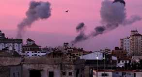 Rauchwolken über Gaza: Dennoch können Israelreisen noch nicht kostenlos storniert werden.