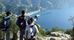 Auf der Wanderung von Levanto nach Monterosso al Mare öffnen sich immer wieder herrliche Ausblicke über die Küste der Cinque Terre.##(Foto: Petry/dpa/tmn) Auf der Wanderung von Levanto nach Monterosso al Mare öffnen sich immer wieder herrliche Ausblicke über die Küste der Cinque Terre.