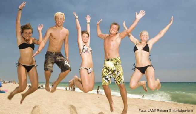 Spaniens Strände nahe Barcelona bieten sich für Jugendreisen an. Die Infrastruktur in Lloret und Calella ist auf die junge Kundschaft ausgerichtet##Foto: JAM! Reisen GmbH/dpa-tmn Spaniens Strände nahe Barcelona bieten sich für Jugendreisen an. Die Infrastruktur in Lloret und Calella ist auf die junge Kundschaft ausgerichtet