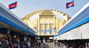 Die Markthalle von Phnom Penh hat eine neue Fassade und ein Dach für die vielen Händler bekommen.##Foto: ICS Travel Group/dpa/tmn Die Markthalle von Phnom Penh hat eine neue Fassade und ein Dach für die vielen Händler bekommen.
