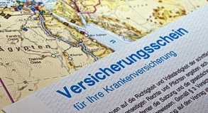Die Versicherungsbedingungen lesen: Ist darin festgelegt, dass der Reisende im Krankheitsfall die Notrufzentrale verständigen muss, dann sollte dies auch erfolgen