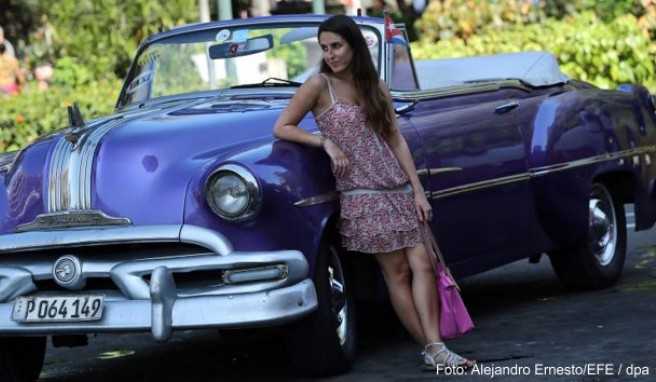 Ausflüge mit einem Oldtimer gehören für viele Kuba-Urlauber zum Pflichtprogramm##Foto: Alejandro Ernesto/EFE Ausflüge mit einem Oldtimer gehören für viele Kuba-Urlauber zum Pflichtprogramm