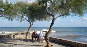 Bank mit Meerblick in Cala Millor: Mallorquinerinnen treffen sich zum Plaudern in der Sonne.##Foto: Heimann/dpa/tmn Bank mit Meerblick in Cala Millor: Mallorquinerinnen treffen sich zum Plaudern in der Sonne.