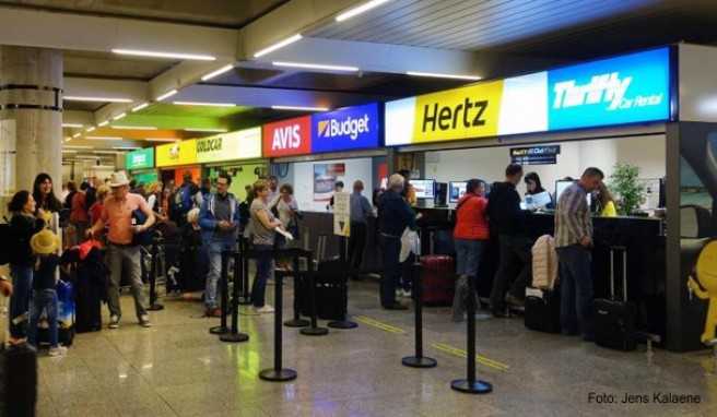 Wer erst bei der Ankunft am Flughafen einen Mietwagen bucht, bekommt womöglich nicht mehr sein Wunschfahrzeug. Daher gilt: besser früh buchen.##Foto: Jens Kalaene/dpa-Zentralbild Wer erst bei der Ankunft am Flughafen einen Mietwagen bucht, bekommt womöglich nicht mehr sein Wunschfahrzeug. Daher gilt: besser früh buchen.