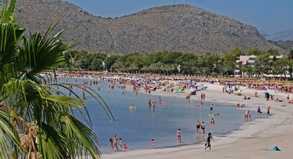 Viele Urlauber fliegen in den Ferien auf eine Trauminsel.##Foto: PantherMedia
