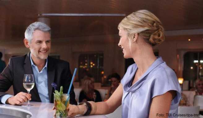 In den Restaurants und Bars wünschen sich viele Reedereien wie auch TUI Cruises eine angemessene Bekleidung von ihren Gästen – also keine Badebekleidung oder kurze Hosen 