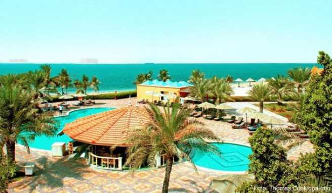 Palmen, Pool und Meer: In Ras al-Khaimah ist ab dem Herbst das erste Hotel der Eigenmarke Smartline in den Emiraten buchbar##Foto: Thomas Cook/dpa-tmn Palmen, Pool und Meer: In Ras al-Khaimah ist ab dem Herbst das erste Hotel der Eigenmarke Smartline in den Emiraten buchbar
