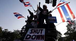 Seit Wochen protestieren Tausende Menschen in Bangkok gegen die Regierung. Nun verhängte diese den Ausnahmezustand