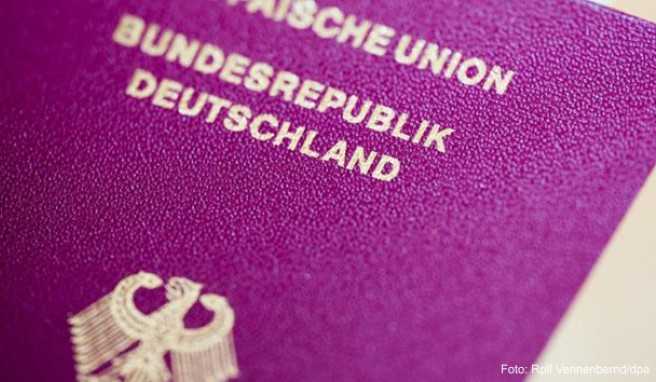Personendaten, Passnummer und Lichtbild müssen bei einem Reisepass immer erkennbar sein. Ist der Pass ramponiert, kann im Einzelfall die Einreise verweigert werden##Foto: Rolf Vennenbernd/dpa Personendaten, Passnummer und Lichtbild müssen bei einem Reisepass immer erkennbar sein. Ist der Pass ramponiert, kann im Einzelfall die Einreise verweigert werden