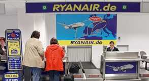 Ryanair reagiert auf Kundenwünsche: Künftig ist mehr Handgepäck erlaubt und die Gepäckaufgabe am Flughafen wird günstiger