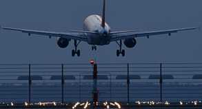 Noch starten die Flugzeuge in Schönefeld planmäßig. Ab April kann es allerdings zu Einschränkungen kommen