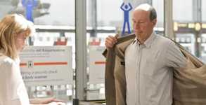 Jacke ablegen: Das gehört an der Sicherheitskontrolle am Flughafen zum Standard. Doch das Personal darf noch weitere Dinge überprüfen
