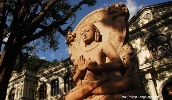Ein Foto dieser Buddha-Statue in Kandy ist in Ordnung – doch anderswo in Sri Lanka können vermeintlich harmlose Bilder Probleme machen. Das Fotografieren der Wolkenmäden-Fresken von Sigiriya ist bei Strafe verboten.##Foto: Philipp Laage/dpa-tmn Ein Foto dieser Buddha-Statue in Kandy ist in Ordnung – doch anderswo in Sri Lanka können vermeintlich harmlose Bilder Probleme machen. Das Fotografieren der Wolkenmäden-Fresken von Sigiriya ist bei Strafe verboten.