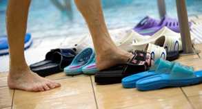 Rund um ein Schwimmbecken ist es nun einmal glatt - das hätte der Urlauber beachten und besonders vorsichtig sein müssen, meinten die Richter