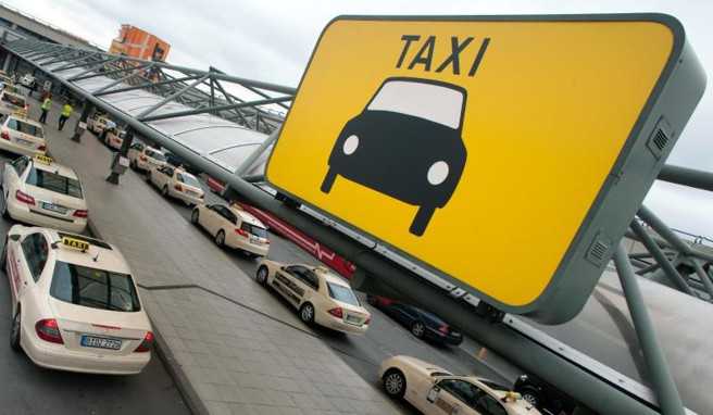 Bequem, aber nicht ganz billig: Das Taxi ist eine Möglichkeit, um vom Flughafen in die Stadt zu kommen##Foto: Tim Brakemeier/dpa/dpa-tmn Bequem, aber nicht ganz billig: Das Taxi ist eine Möglichkeit, um vom Flughafen in die Stadt zu kommen