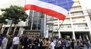 Drei Jahre nach den blutigen Unruhen in Bangkok legen neue Massenproteste die thailändische Hauptstadt teilweise lahm. Urlauber sollten Menschenansammlungen meiden