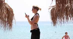 Selbst im Urlaub geht der Blick oft auf das Smartphone. Spezielle Apps können die Reise sogar leichter machen