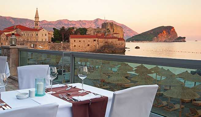 Das »Avala Resort & Villas« bietet einen tollen Blick über die Stadt und die Bucht##Foto:Avala Resort & Villas - Montenegro Das »Avala Resort & Villas« bietet einen tollen Blick über die Stadt und die Bucht