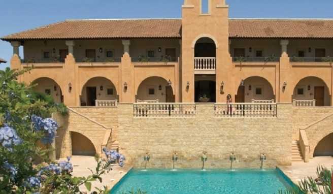 Das palastartige »Elysium Hotel« liegt am Strand von Paphos