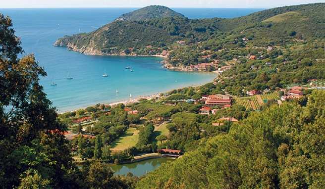 Das »Hotel Biodola« in der Biodola-Bucht auf der Sunset-Seite von Elba
befindet sich mitten an einem langen Sandstrand