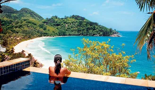 Blick vom Pool des »Banyan Tree« auf die wunderschöne Anse Intendance auf den Seychellen##Foto: ©Banyan Tree Seychelles Blick vom Pool des »Banyan Tree« auf die wunderschöne Anse Intendance auf den Seychellen