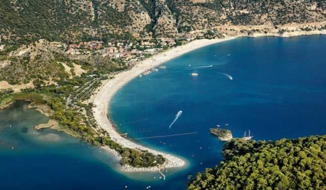 Malerischer Strand von Ölüdeniz (Türkei) mit dem Club Belcekiz Beach