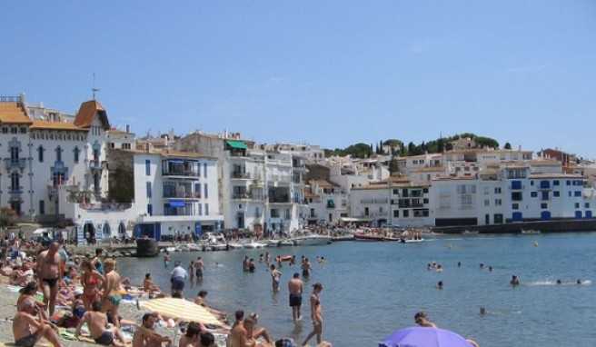 Auch ein schmaler Strand hält die Besucher in Cadaques nicht davon ab dem schönen Wetter zu frönen.