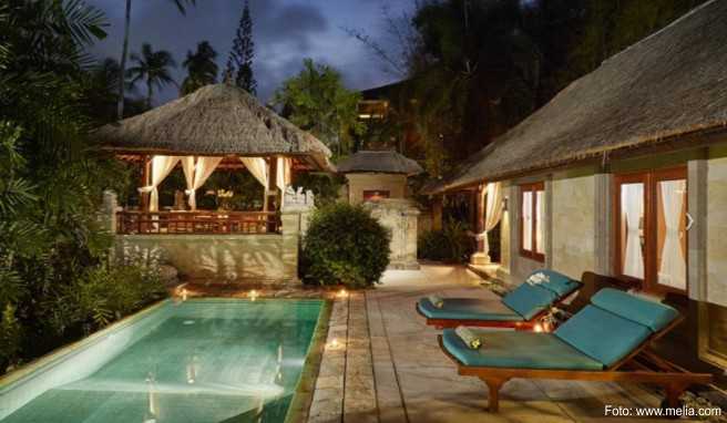 Direkt am flachabfallenden Sandstrand von Nusa Dua liegt das Luxushotel &raquo;Hotel Melia Bali & Garden Villas&laquo;