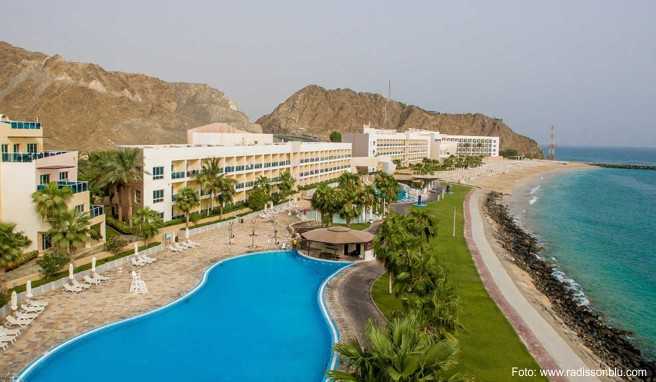 Der Strand von Fujairah liegt vor dem imposanten Hajar-Gebirge und lockt mit gro&szlig;z&uuml;gigen Strandliegen