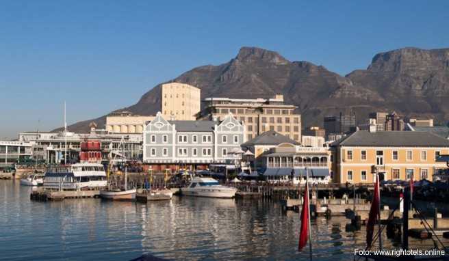 Die Kulisse ist weltweit einmalig, w&auml;hrend man sich im schicken Camps Bay in die Fluten wirft, ziehen &uuml;ber den Tafelberg immer wieder Nebelschwaden