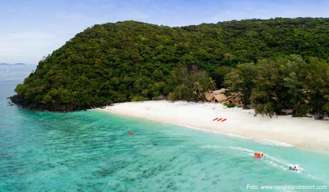 Viele kleine Buchten laden zum Schnorcheln und Verweilen ein. Das sch&ouml;ne &raquo;Coral Island Resort&laquo; besteht aus 64 Zimmern die im Bungalow-Stil angelegt sind und verf&uuml;gt &uuml;ber einen Pool mit Kinderbecken