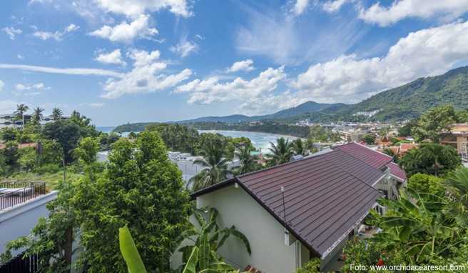 Orchidacea Resort</span></span>&laquo;, ein im Thaistil erbautes Hotel, zwischen beiden Str&auml;nden verf&uuml;gt &uuml;ber 114 freundlich eingerichtete Zimmer, einen Pool, drei Restaurants und einen Massage-Bereich