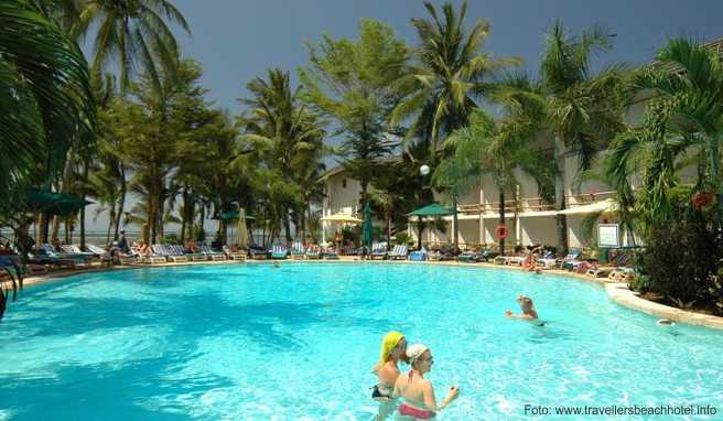 In unmittelbarer N&auml;he zum 4-Sterne-Hotel &raquo;Travellers Beach&laquo; finden sich Strandbars und kleine Restaurants mit lokalen Spezialit&auml;ten