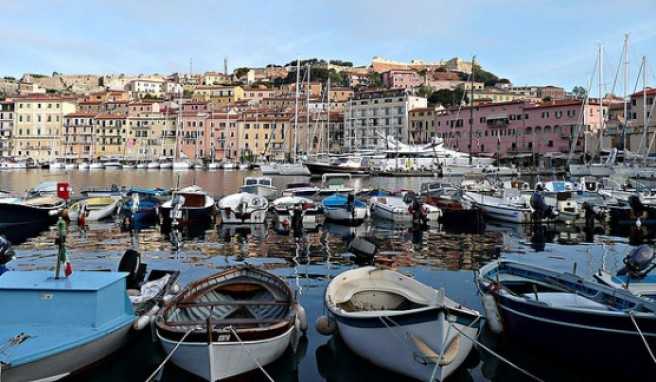 Portoferraios geschützter Hafen Darsena ist der schönste auf Elba.