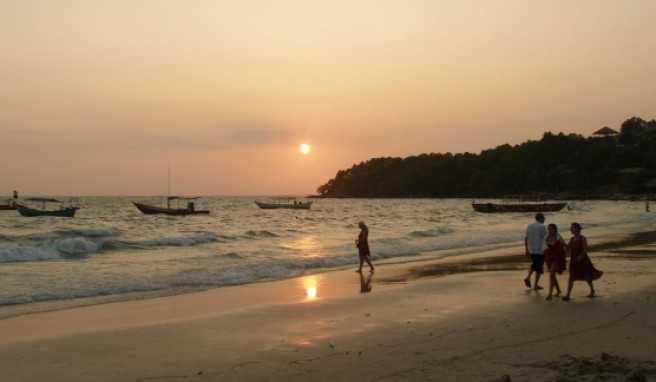 Abends taucht die untergehende Sonne den Strand in ein romantisches Licht.