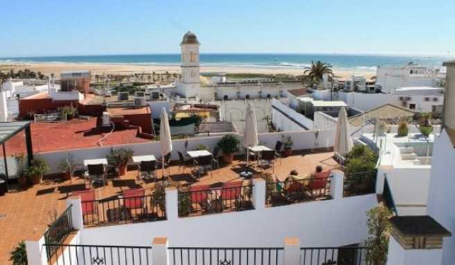 Von der Dachterrasse mit Mini-Pool blickt man über die Altstadt und auf den 250 Meter entfernten Strand