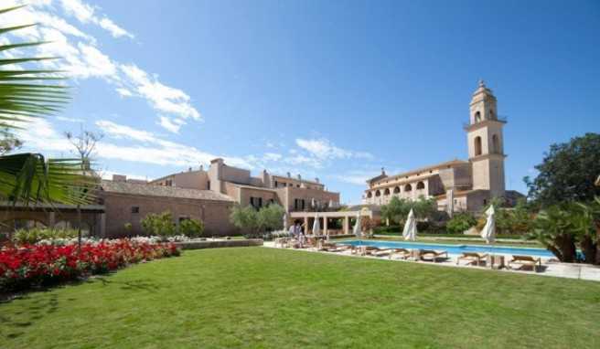 Neben der imposanten Kirche von Ses Salines im Osten Mallorcas liegt das Naturstein-Herrenhaus