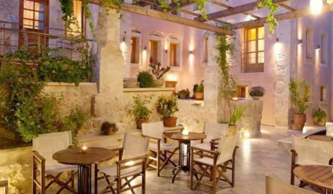 Im schönen Innenhof kann man lecker speisen