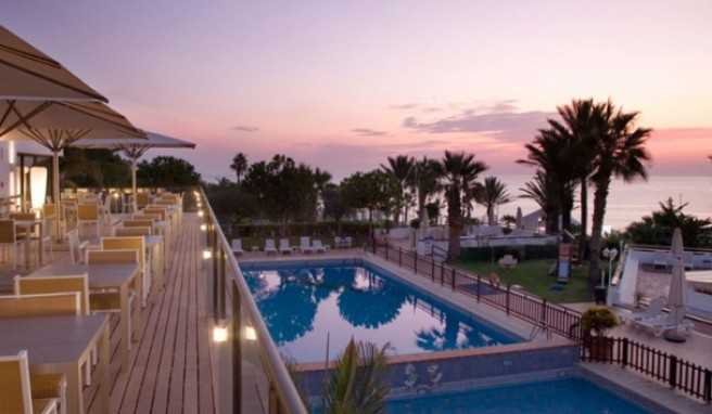 Von der schicken Frühstücks- und Restaurantterrasse blickt man auf den Poolbereich und aufs Meer