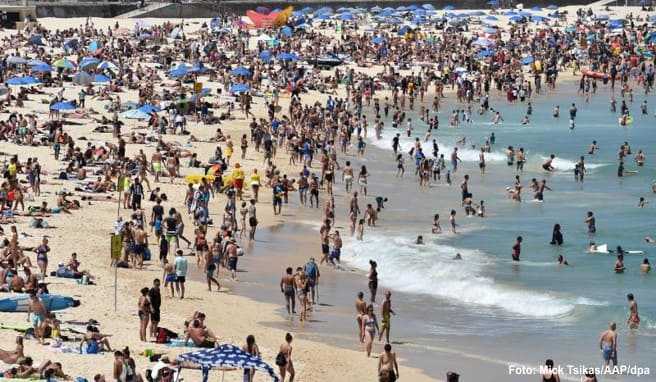 Strandbesucher liegen am Bondi Beach und genießen das sonnige Wetter